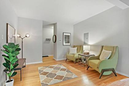 3-BR Designer's Apt in the Iconic Hyde Park - image 2