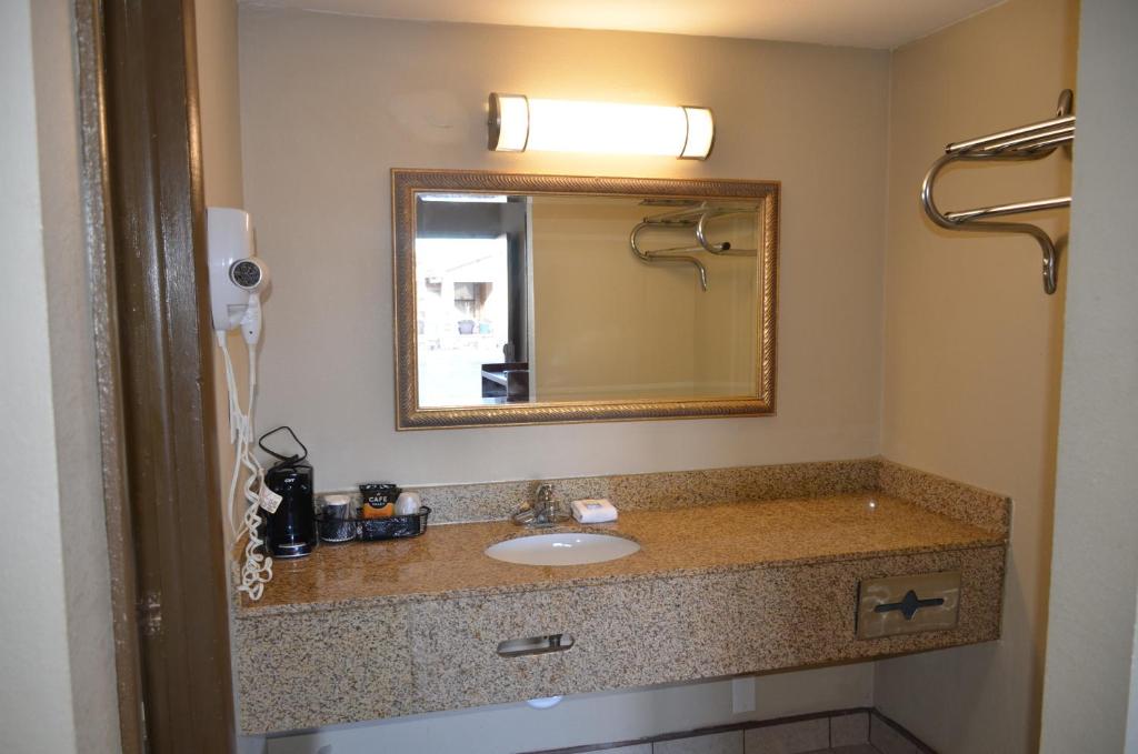 Regency Inn - image 7