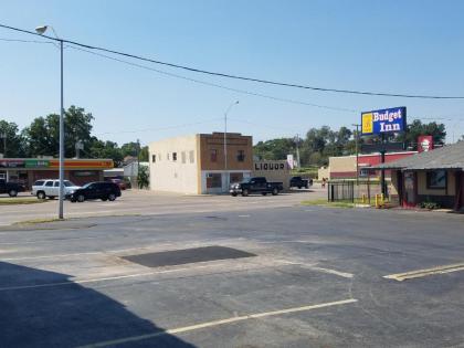 Budget Inn - image 12