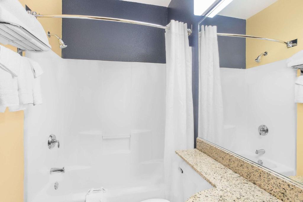 Microtel Inn & Suites Chili/Rochester - image 2