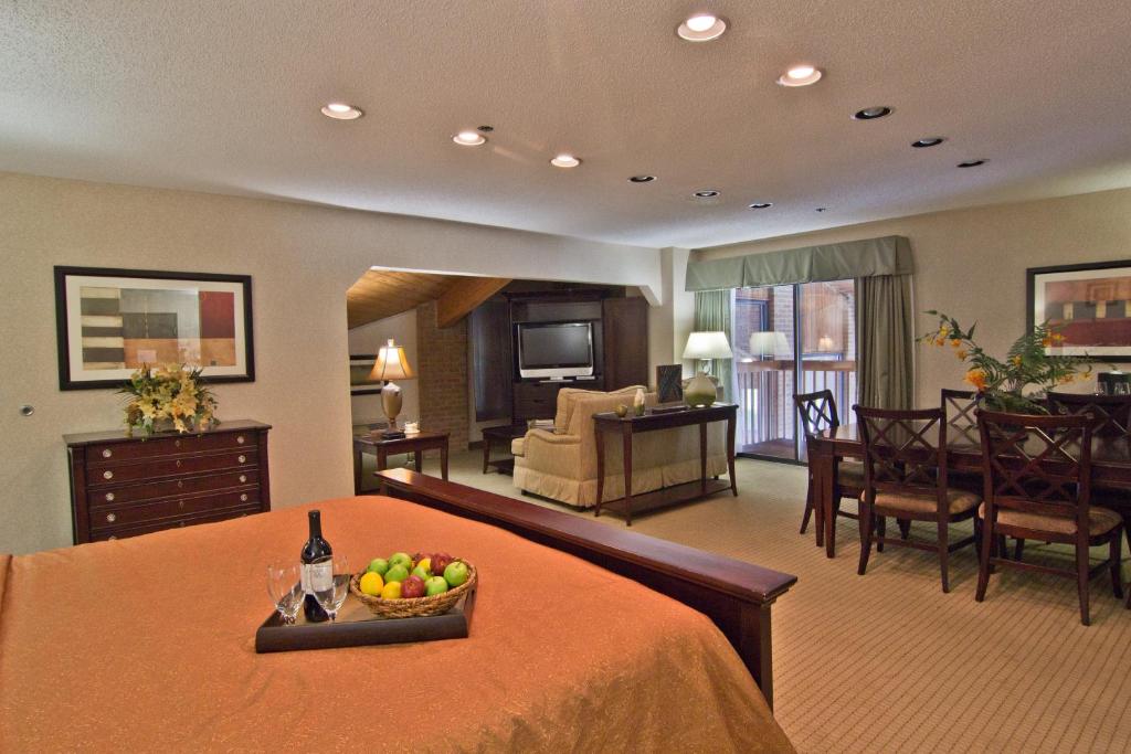 Christopher Inn and Suites - image 4