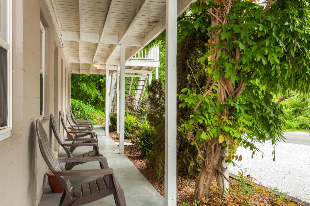 Hickory Falls Guesthouse - image 3