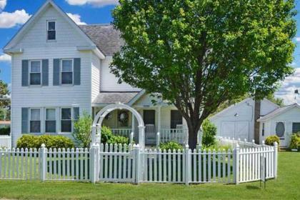 Chincoteague Charm Escape with Bikes and Yard Games! - image 3