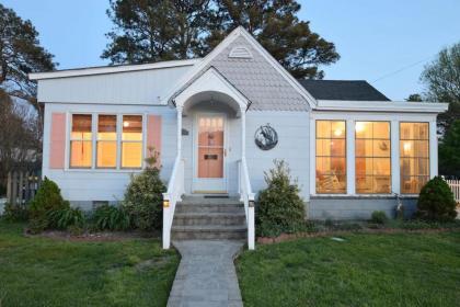 Creekside Cottage with Sunroom Fire Pit & WiFi!