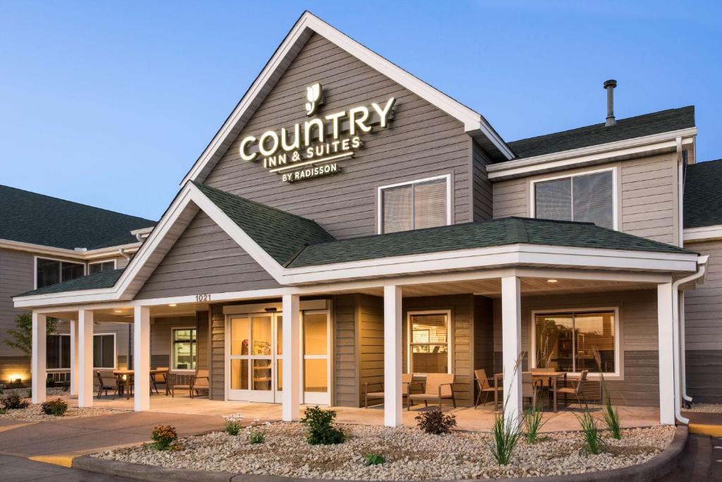 Country Inn & Suites by Radisson Chippewa Falls WI - main image
