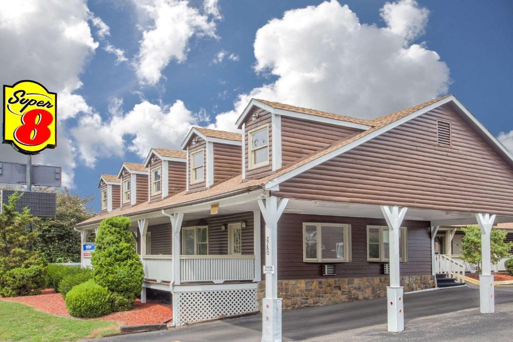Super 8 by Wyndham Christiansburg - main image