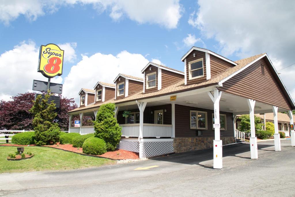 Super 8 by Wyndham Christiansburg - image 2