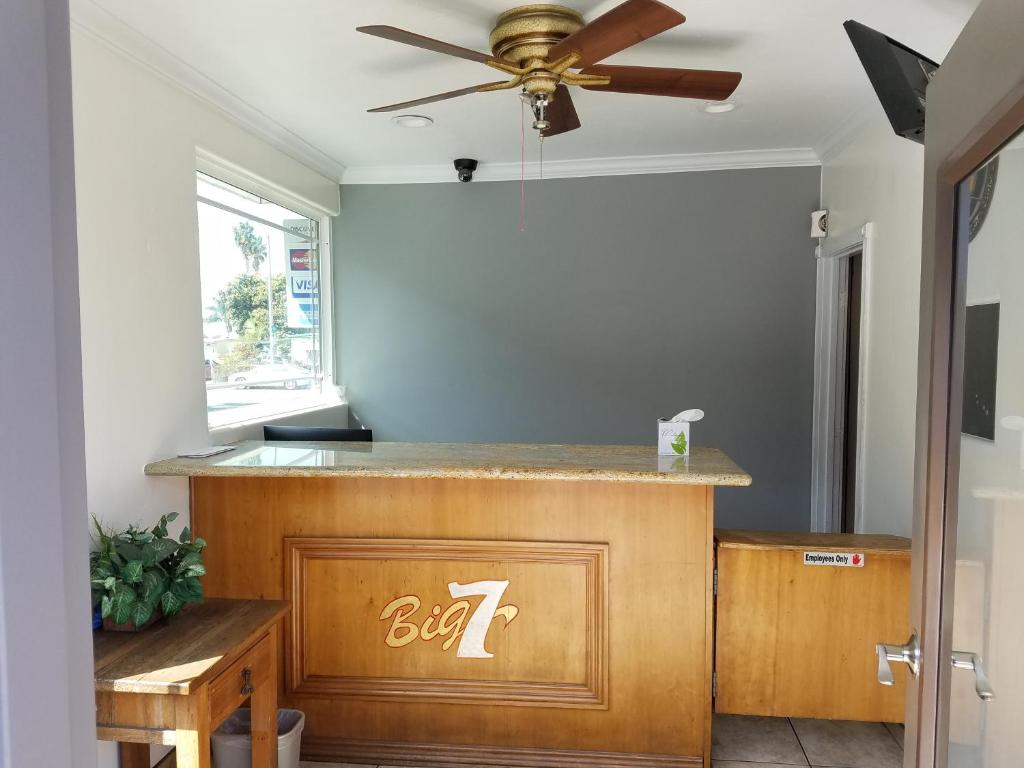 Big 7 Motel - image 3