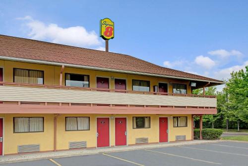 Super 8 by Wyndham Cincinnati OH - main image