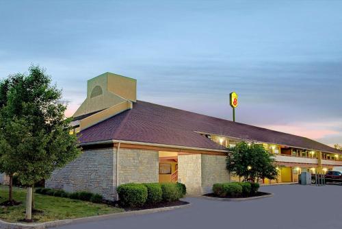 Super 8 by Wyndham Cincinnati OH - image 3