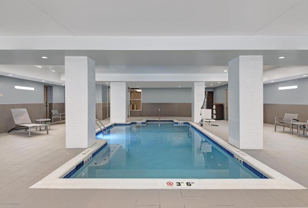 TownePlace Suites by Marriott Cincinnati Downtown - image 4