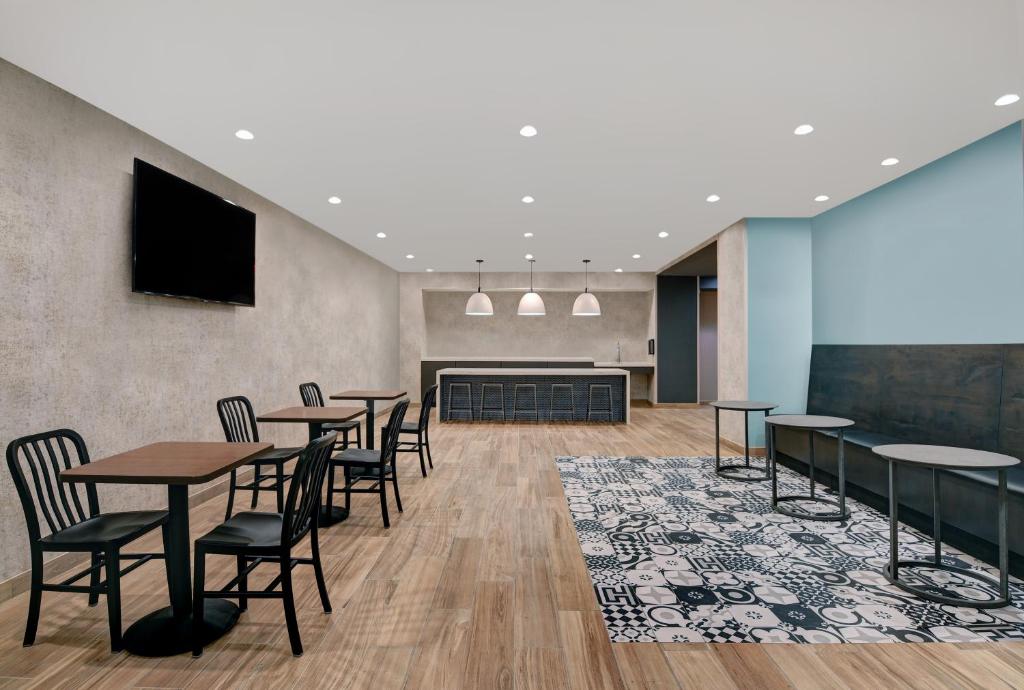 TownePlace Suites by Marriott Cincinnati Downtown - image 6