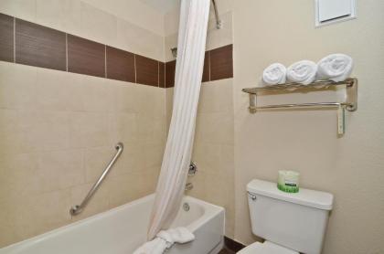 Clackamas Inn and Suites - image 9