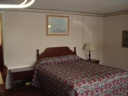 Fels Three Crown Motel - image 10