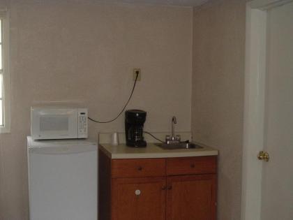 Fels Three Crown Motel - image 2