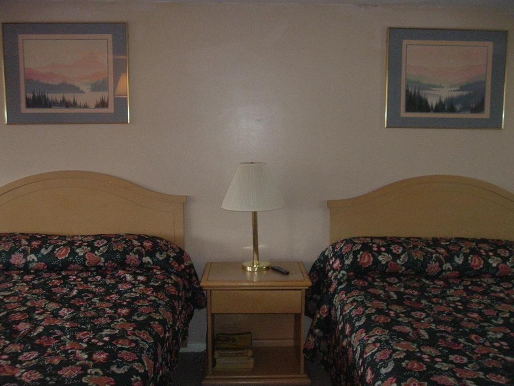 Fels Three Crown Motel - image 3