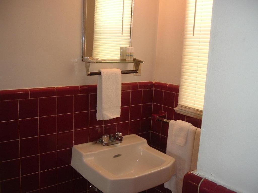 Fels Three Crown Motel - image 5