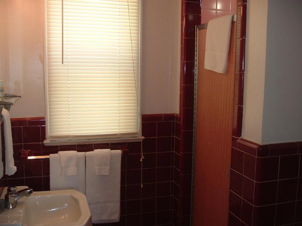 Fels Three Crown Motel - image 7