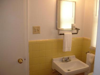 Fels Three Crown Motel - image 9