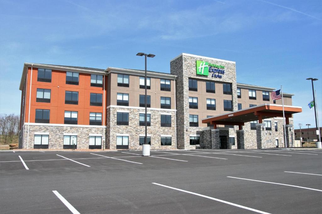 Holiday Inn Express & Suites Clarion an IHG Hotel - main image