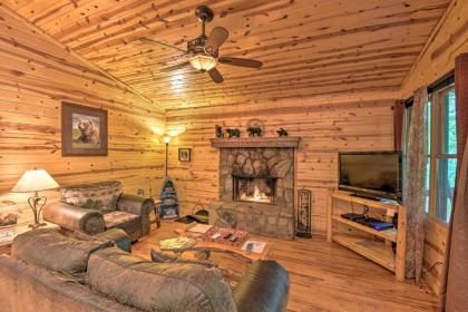 The HoneyBee Cabin Private Porch and Hot Tub - image 4