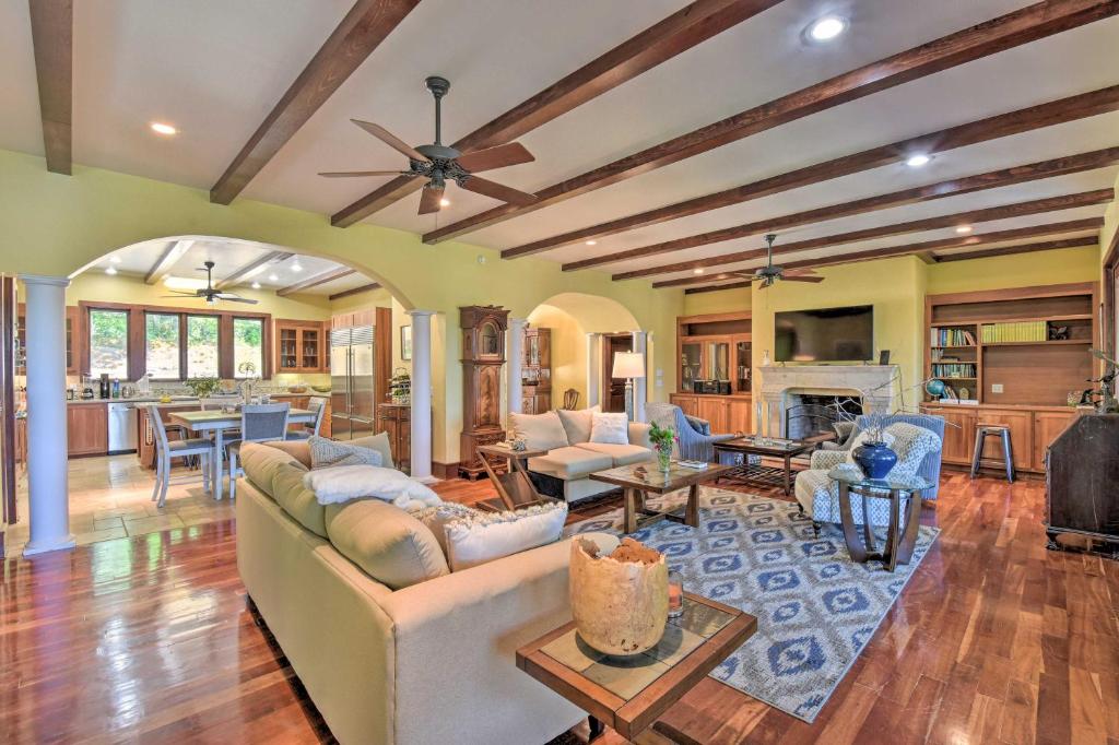 Owls Nest Estate Top Floor with Shared Pool! - main image