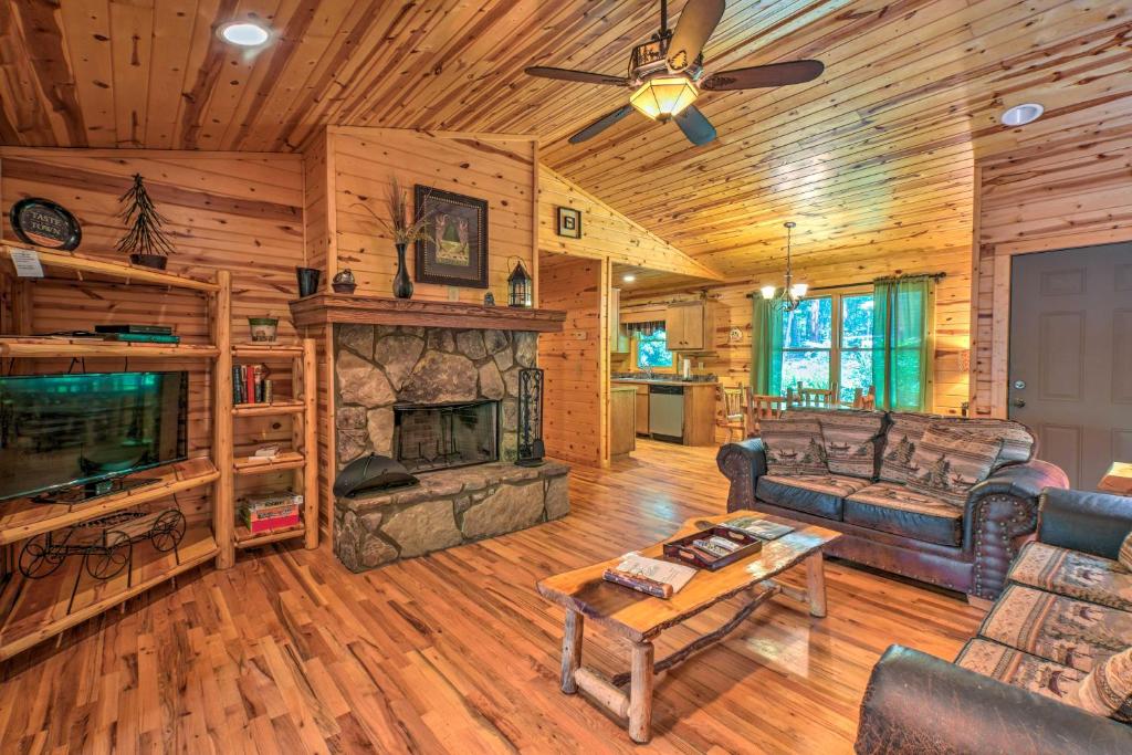 The Georgia Peach Cabin 8 Mi to Dwntn Helen - main image
