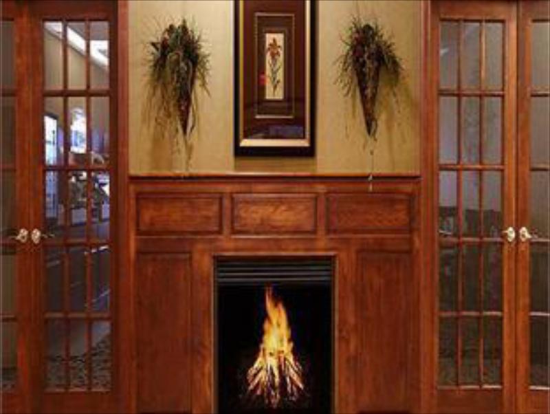 Holiday Inn Express Hotel & Suites Clarksville - image 4