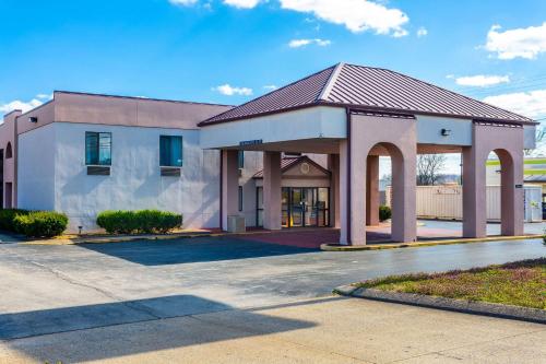 Econo Lodge & Suites Clarksville - image 4