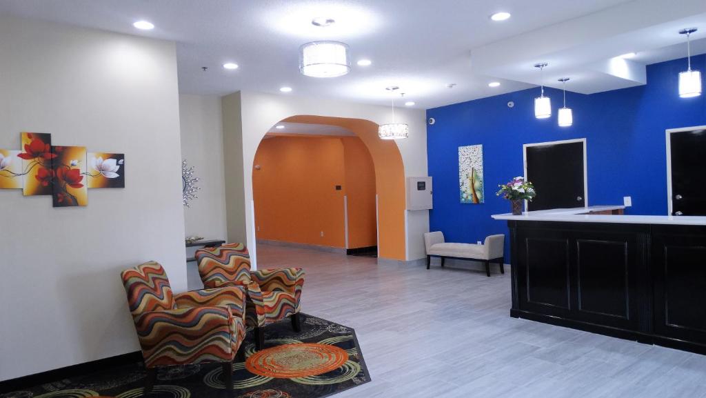 Oak Tree Inn & Suites - main image