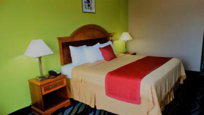 Oak Tree Inn & Suites - image 11