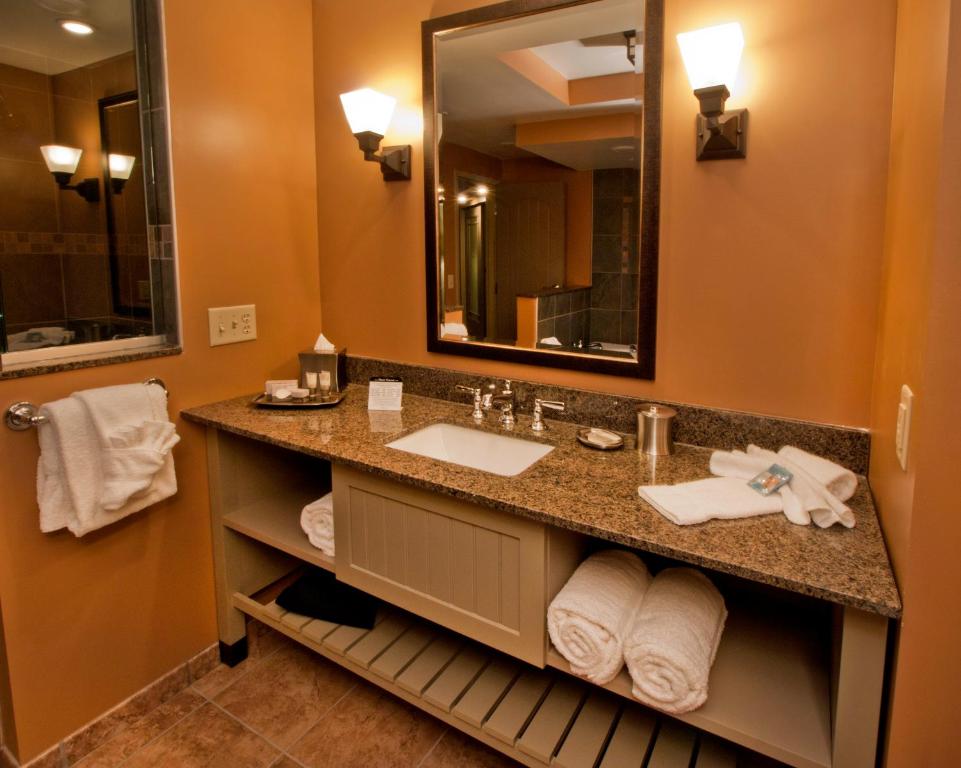 1000 Islands Harbor Hotel - image 6