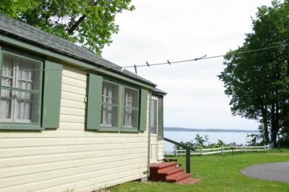 Fair Wind Motel and Cottages - image 10