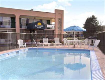 Days Inn by Wyndham Clayton - image 3