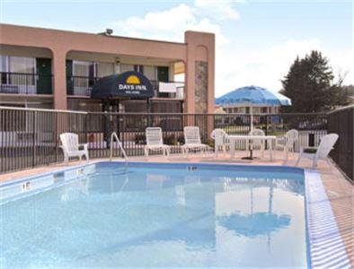 Days Inn by Wyndham Clayton - image 3