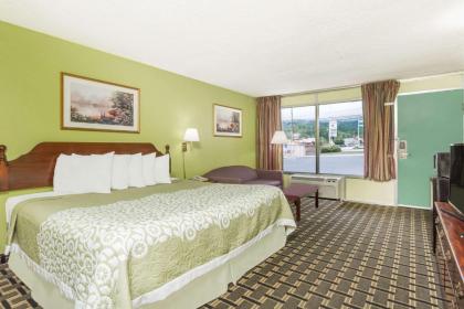 Days Inn by Wyndham Clayton - image 8