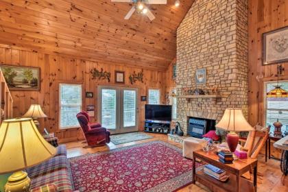 Pet Friendly Cozy Cabin with Views By Black Rock Georgia