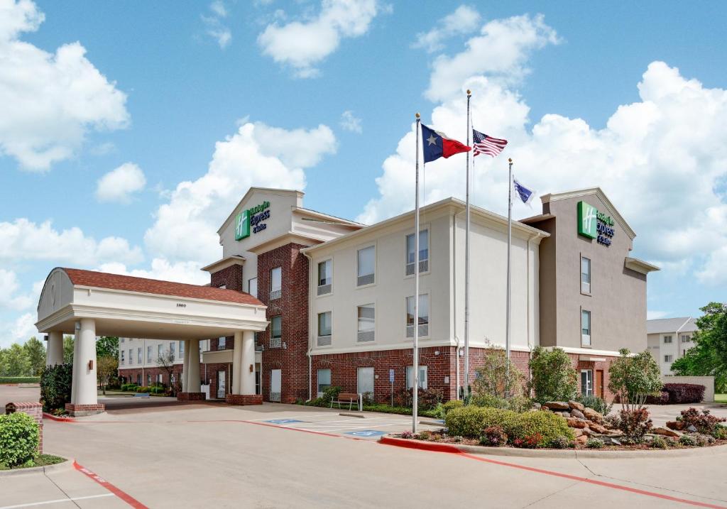 Holiday Inn Express Hotel & Suites Cleburne an IHG Hotel - main image