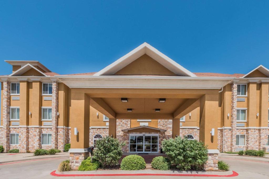 Days Inn & Suites by Wyndham Cleburne TX - main image