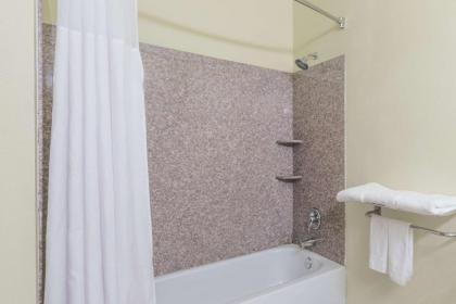 Days Inn & Suites by Wyndham Cleburne TX - image 4