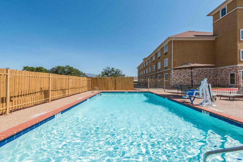 Days Inn & Suites by Wyndham Cleburne TX - image 5