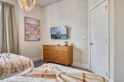 Chic and spacious 4 bedroom home for 9 guests - image 17
