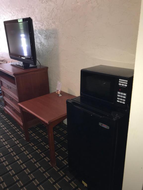 Applegate Inn - image 3