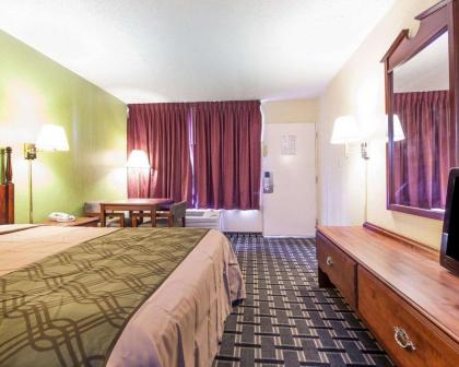 Econo Lodge Cleveland - image 15