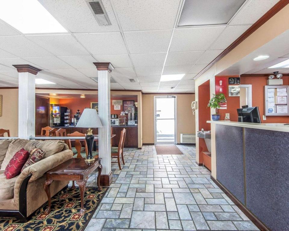 Econo Lodge Cleveland - image 2