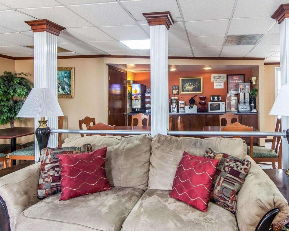 Econo Lodge Cleveland - image 4