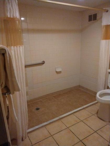 Howard Johnson by Wyndham Cleveland - image 15