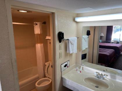 Howard Johnson by Wyndham Cleveland - image 5