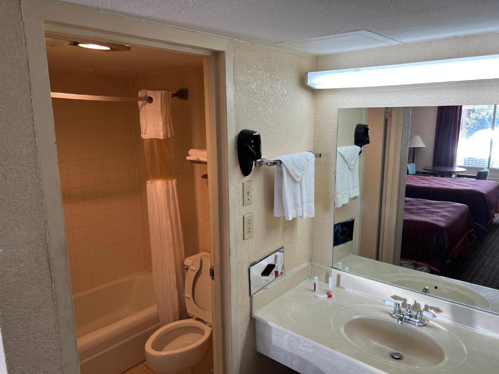 Howard Johnson by Wyndham Cleveland - image 5