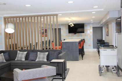 Comfort Inn & Suites Cleveland - image 9